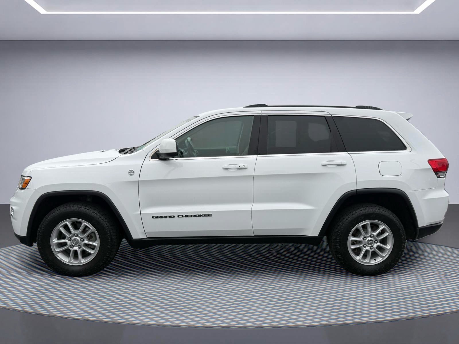 Used 2018 Jeep Grand Cherokee Laredo AWD/4WD image 3