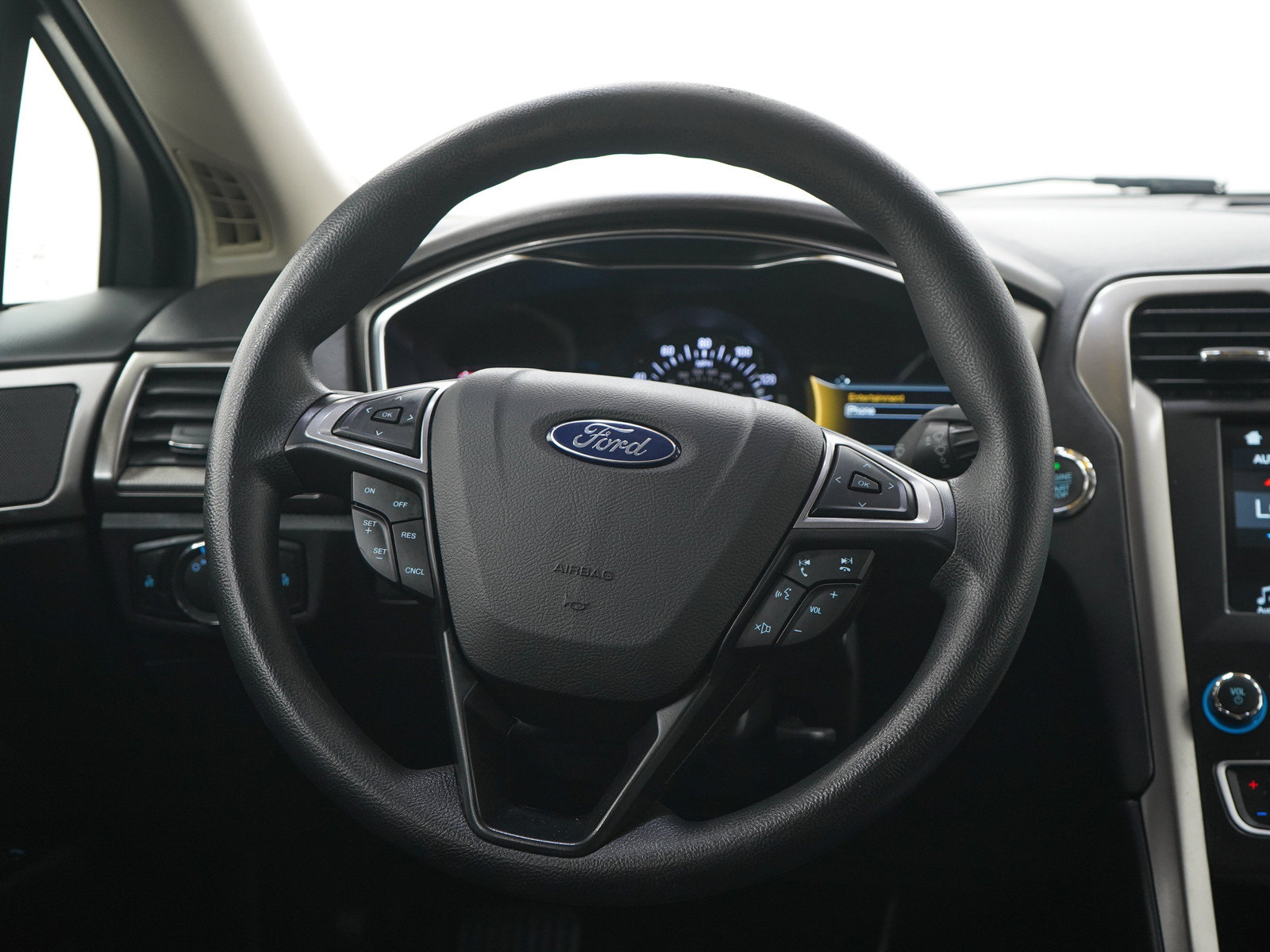 Used 2017 Ford Fusion SE w/ Fusion SE Technology Package FWD image 15