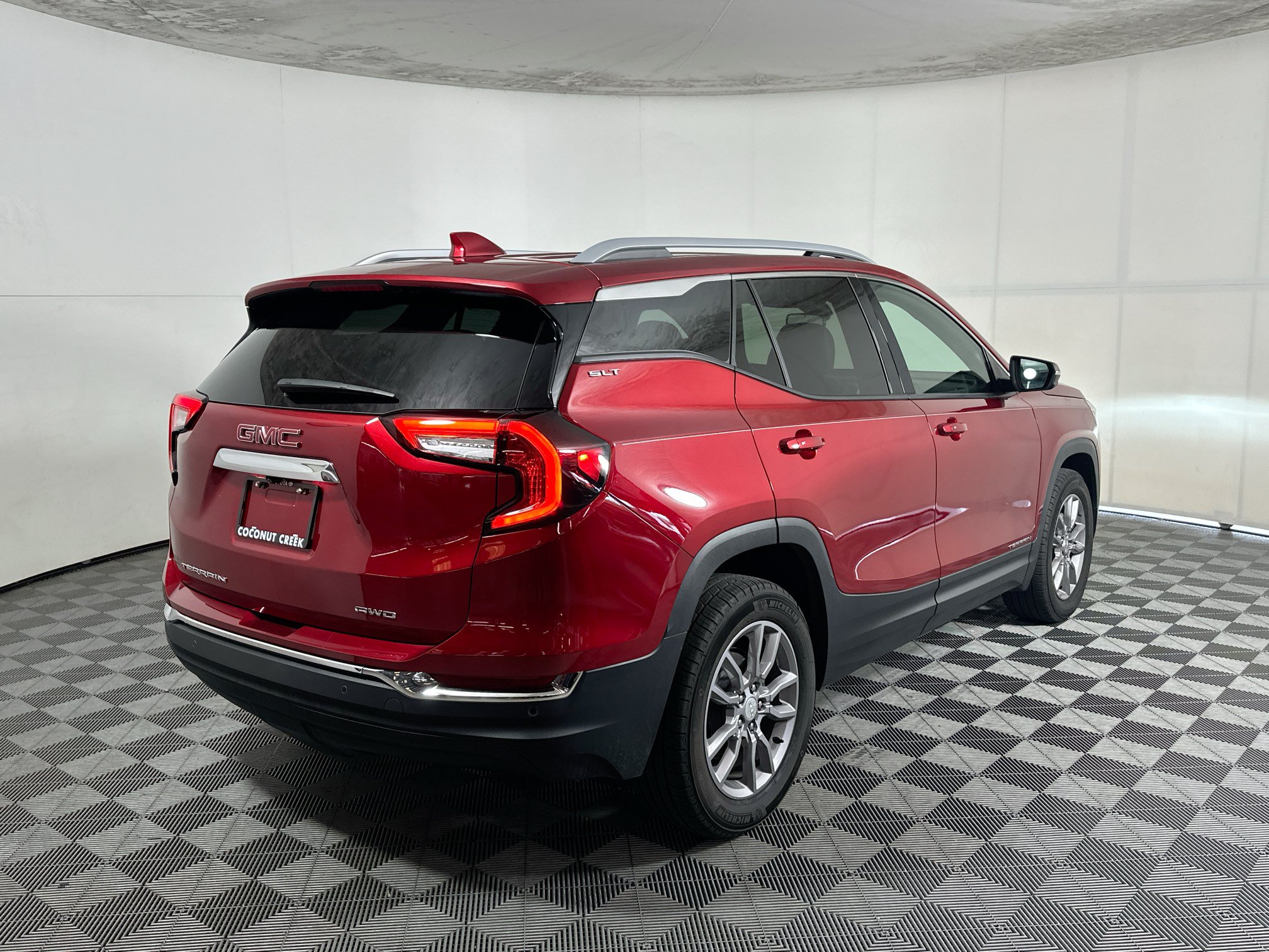 Used 2024 GMC Terrain SLT AWD/4WD image 3