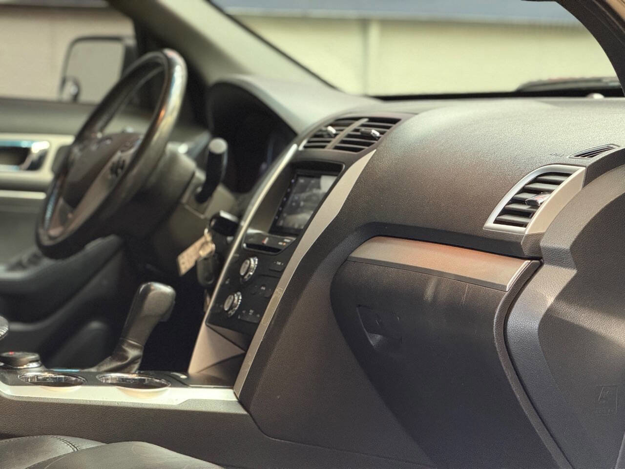 Used 2014 Ford Explorer XLT w/ Equipment Group 202A image 2