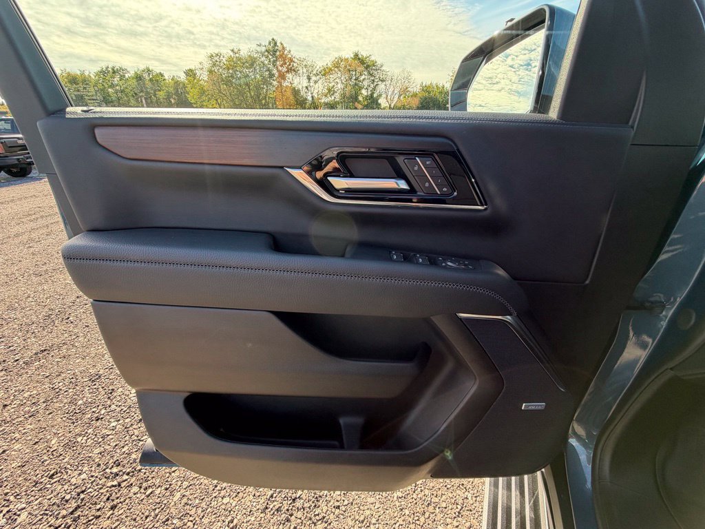 Used 2026 GMC Yukon Denali w/ Sun & Power Step Package AWD/4WD image 6