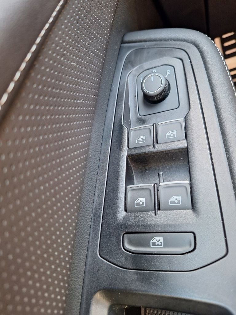 Used 2025 Volkswagen Atlas Cross Sport SEL R-Line image 20