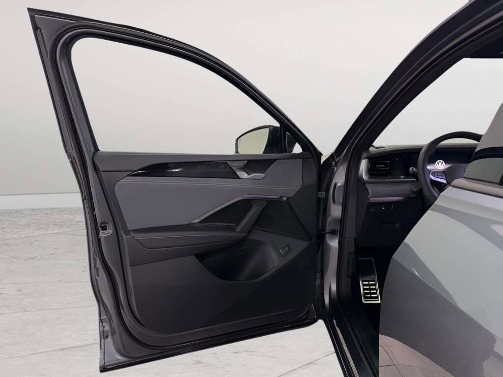 New 2026 Volkswagen Tiguan SE R-Line image 19