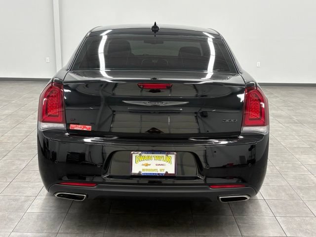 Used 2022 Chrysler 300 Touring L RWD image 3