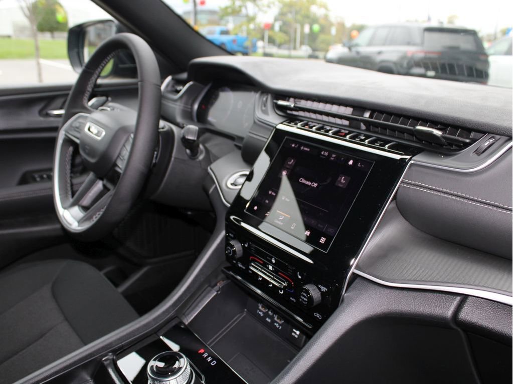 New 2025 Jeep Grand Cherokee Laredo X w/ Luxury Tech Group I image 27