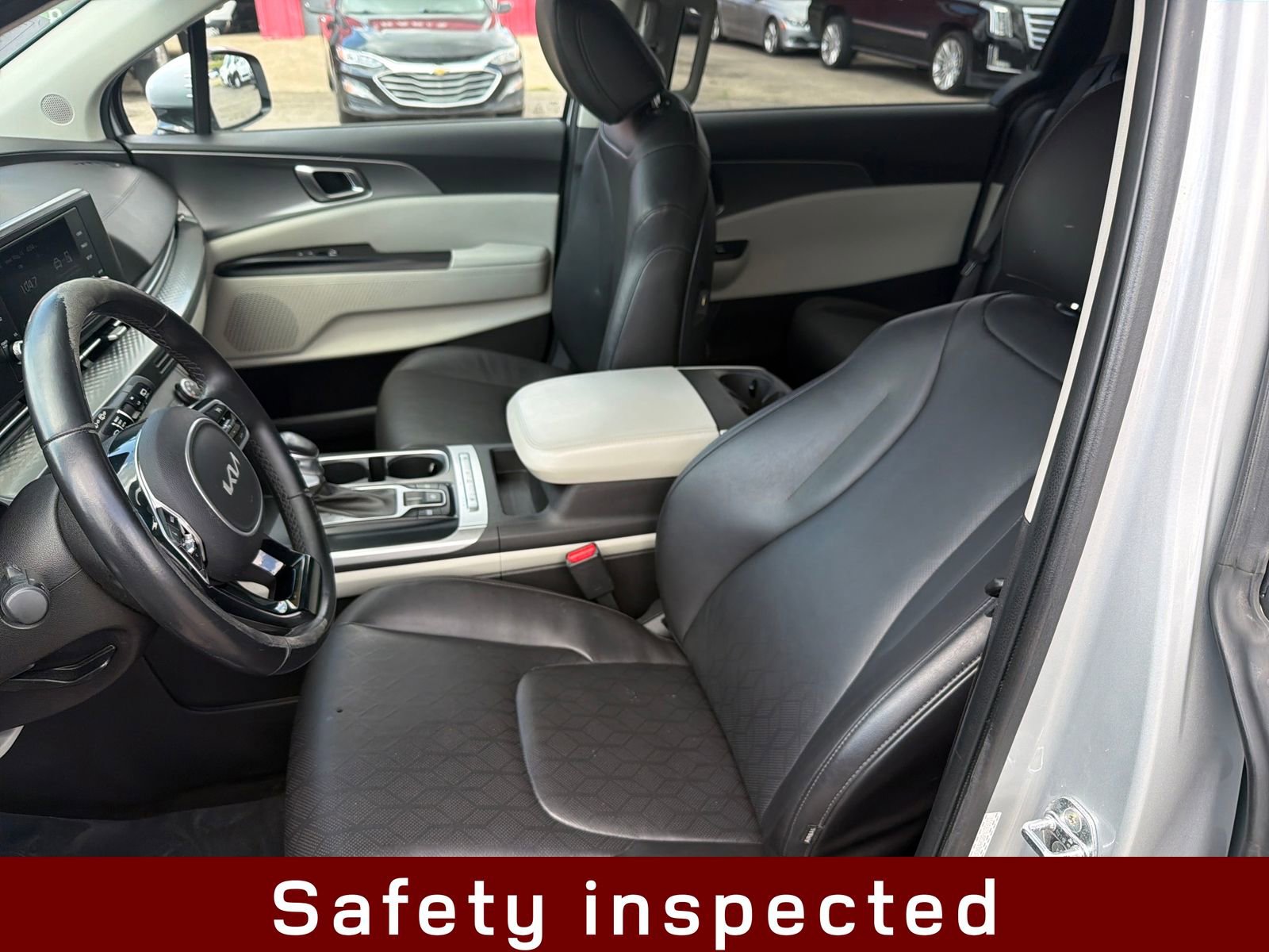 Used 2023 Kia Carnival LX FWD image 10