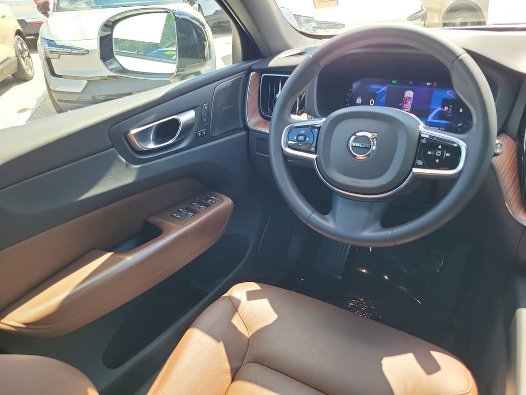 Certified 2024 Volvo XC60 B5 Plus AWD/4WD image 19