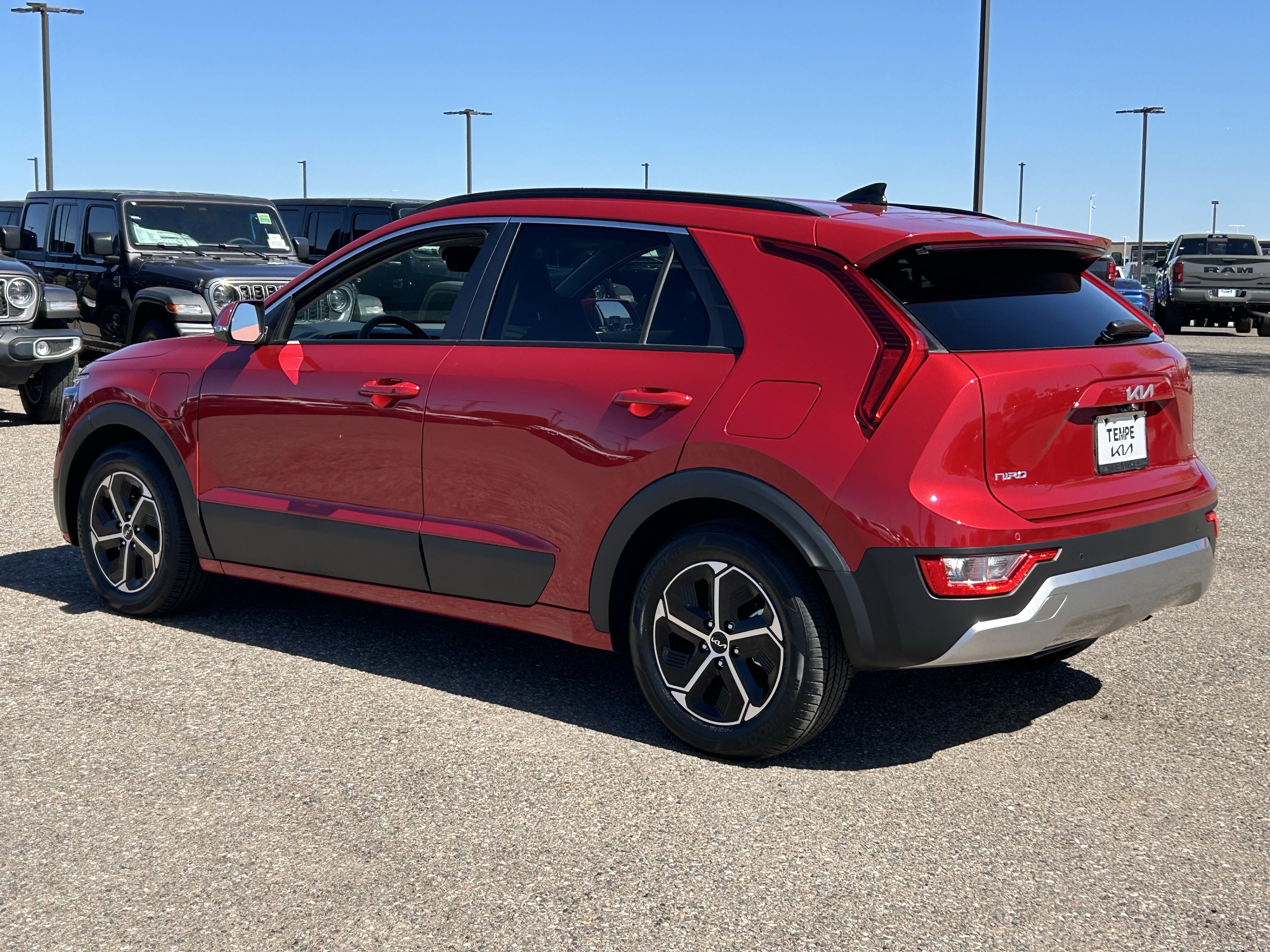 Used 2025 Kia Niro EX image 4
