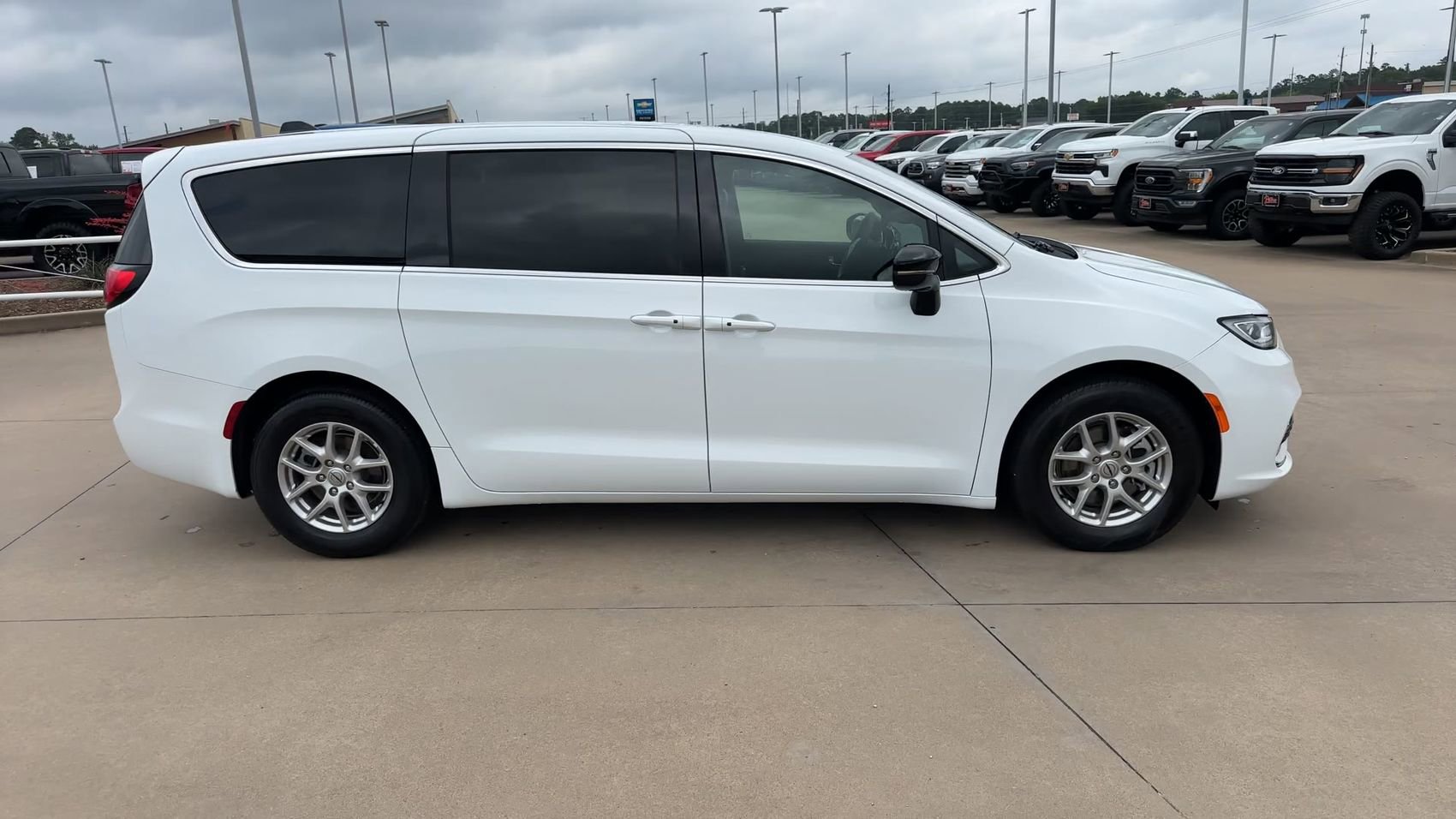 Used 2025 Chrysler Pacifica Select FWD image 2