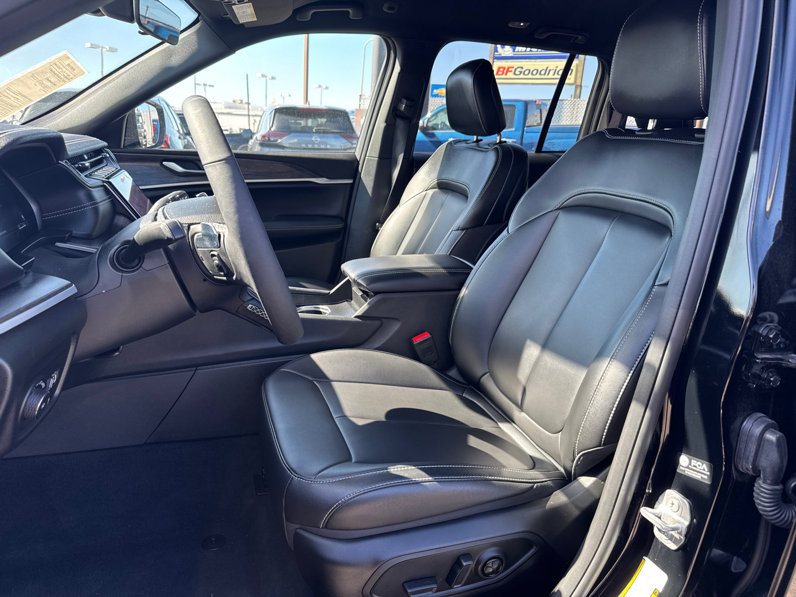 Used 2025 Jeep Grand Cherokee Limited w/ Black Appearance Package AWD/4WD image 9