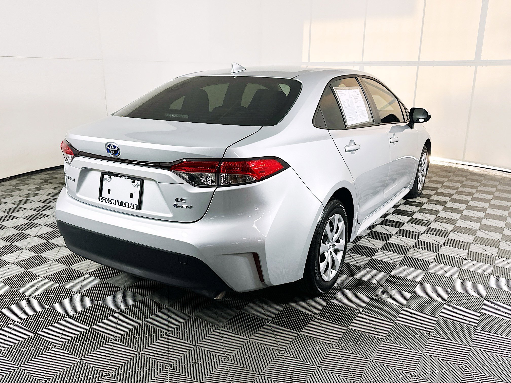 Used 2025 Toyota Corolla LE FWD image 3
