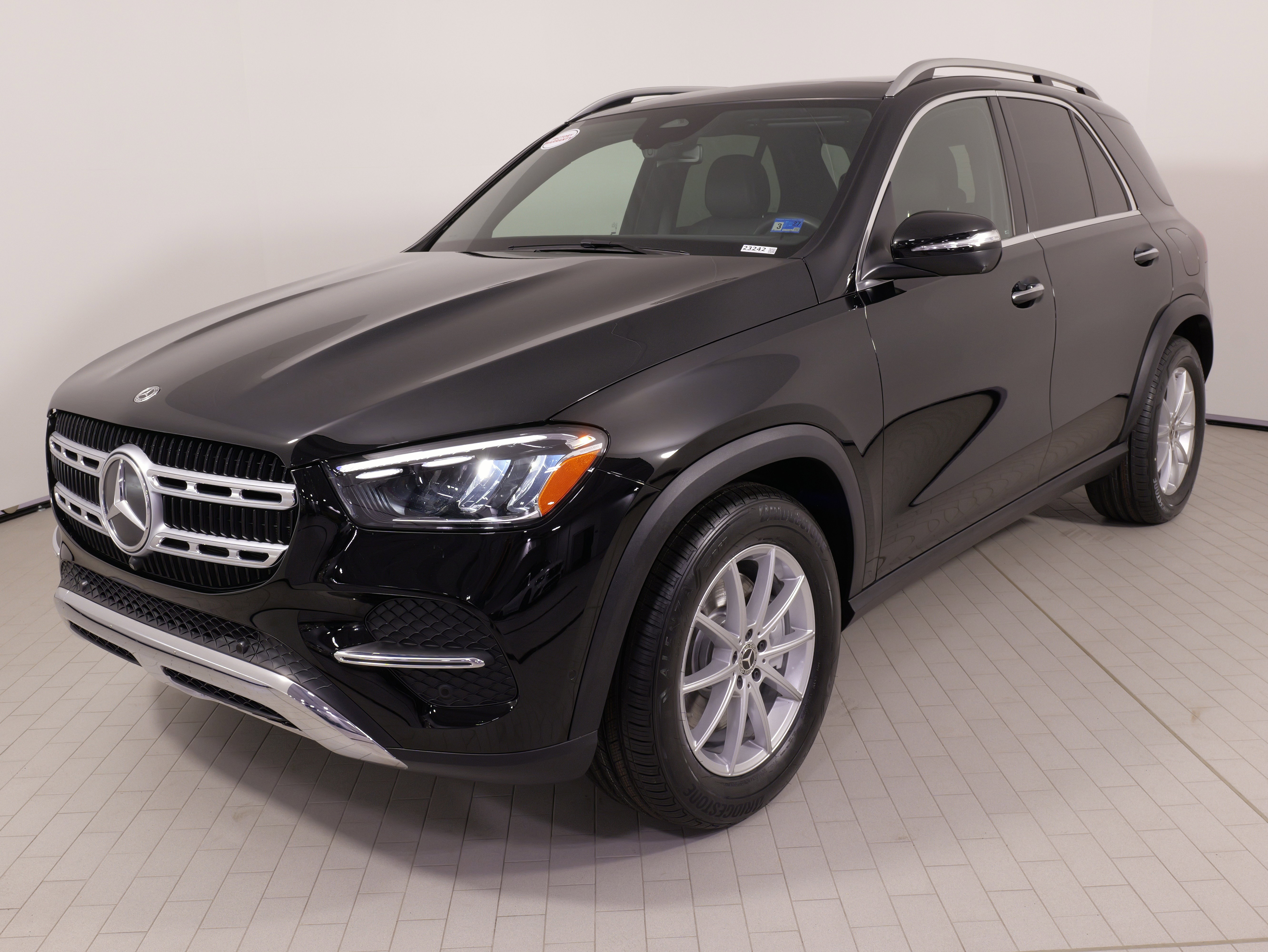 Used 2025 Mercedes-Benz GLE 450e 4MATIC w/ Winter Package image 3