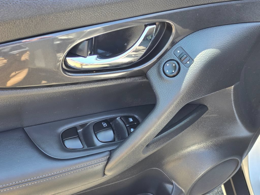 Used 2018 Nissan Rogue SV AWD/4WD image 22