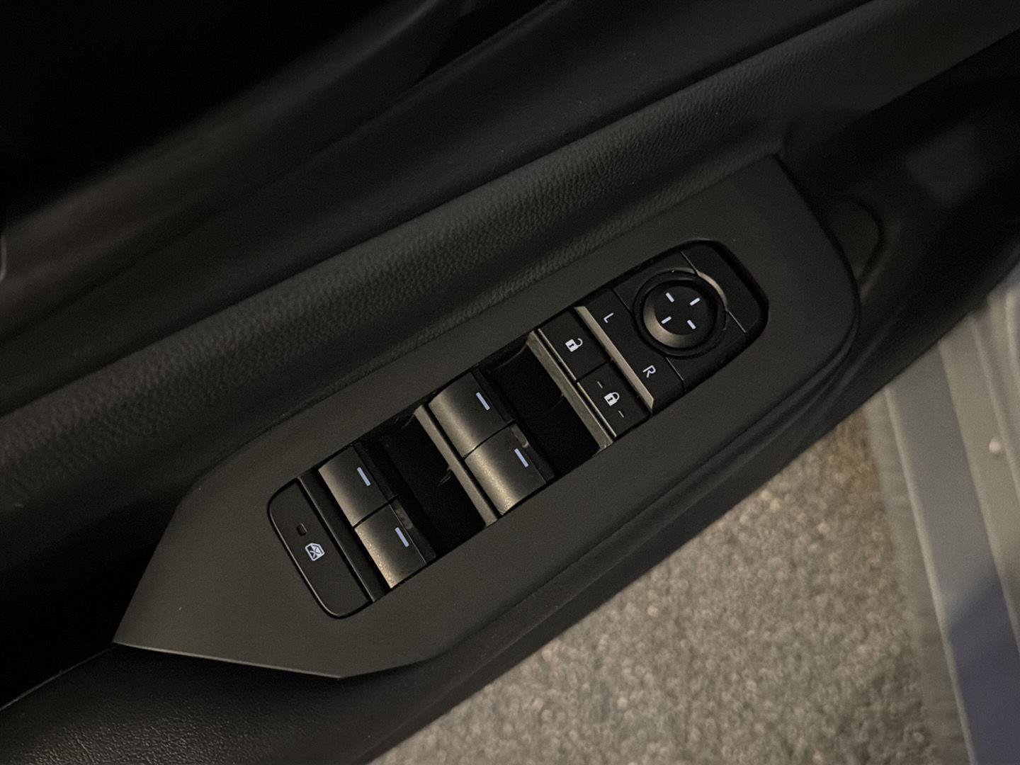 Certified 2025 Toyota Prius LE FWD image 30