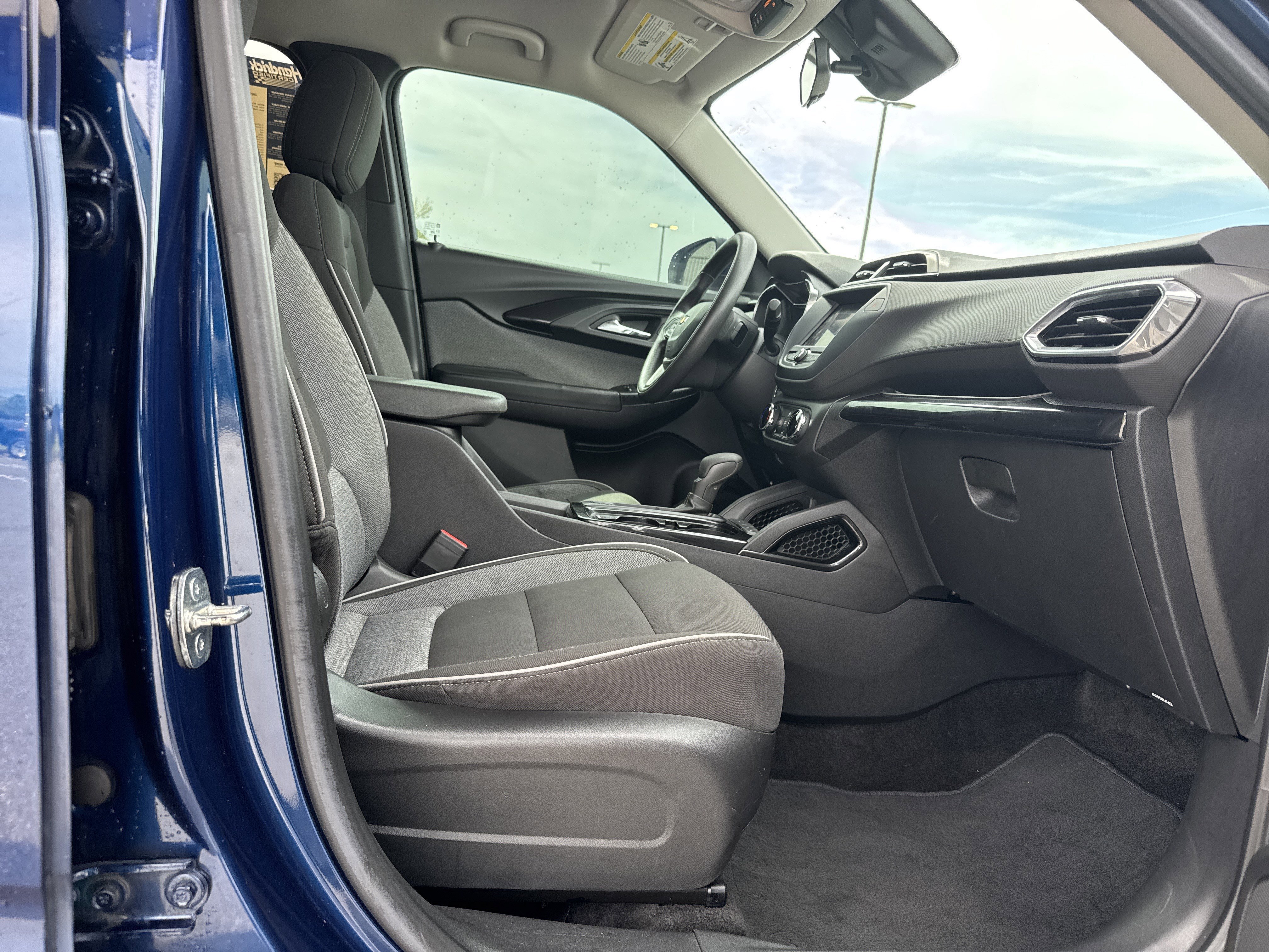 Used 2022 Chevrolet TrailBlazer LT FWD image 28