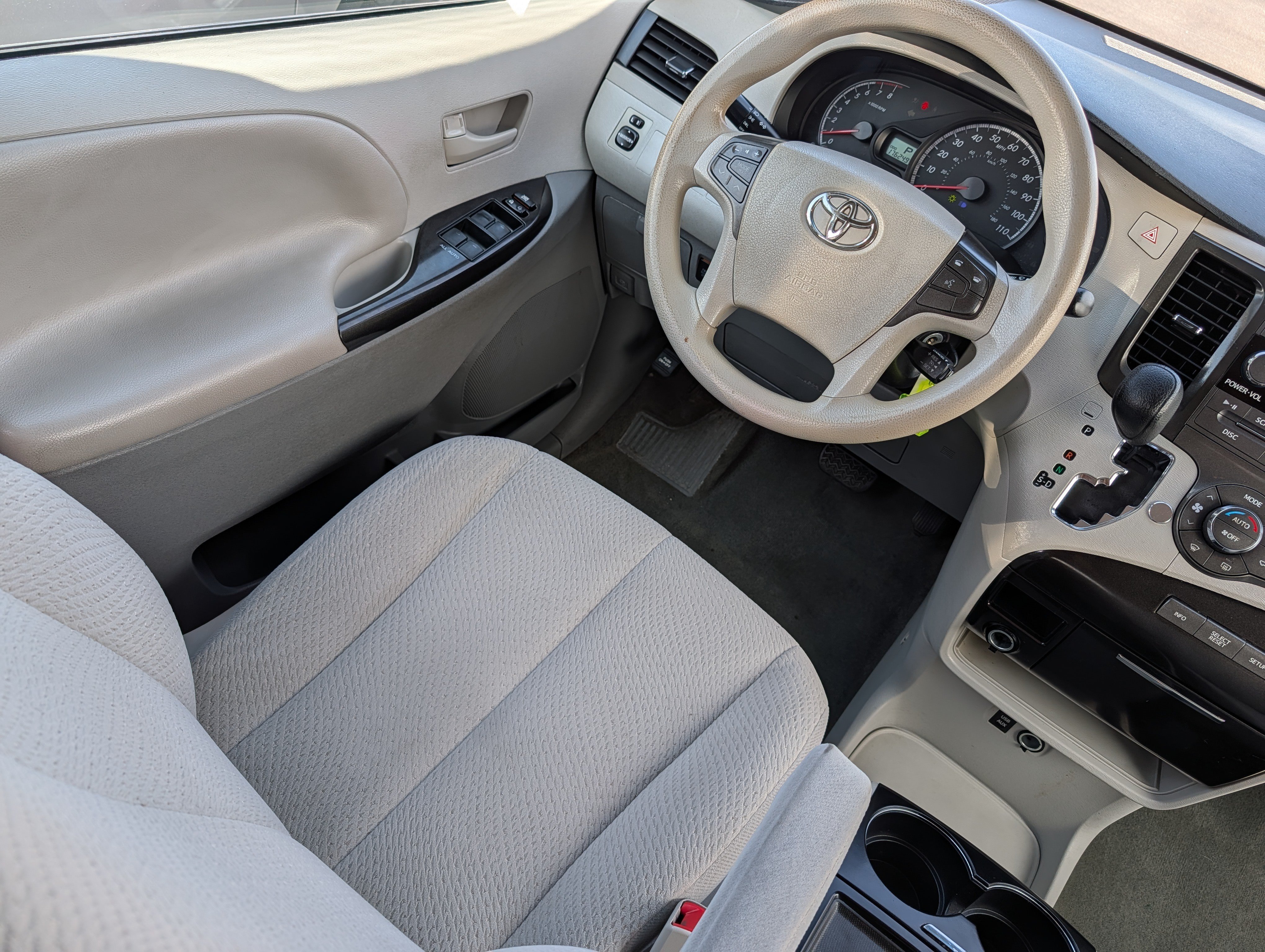 Used 2014 Toyota Sienna LE FWD image 9