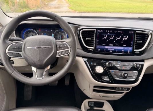 Used 2023 Chrysler Pacifica Touring-L FWD image 14