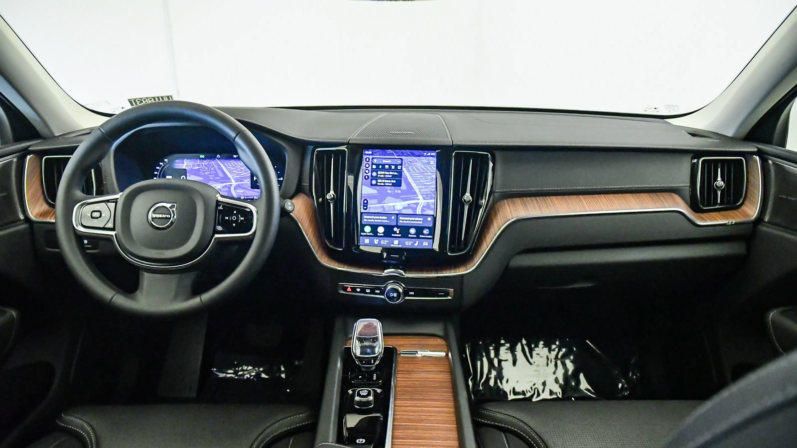 Certified 2024 Volvo XC60 T8 Ultimate w/ Protection Package Premier AWD/4WD image 15