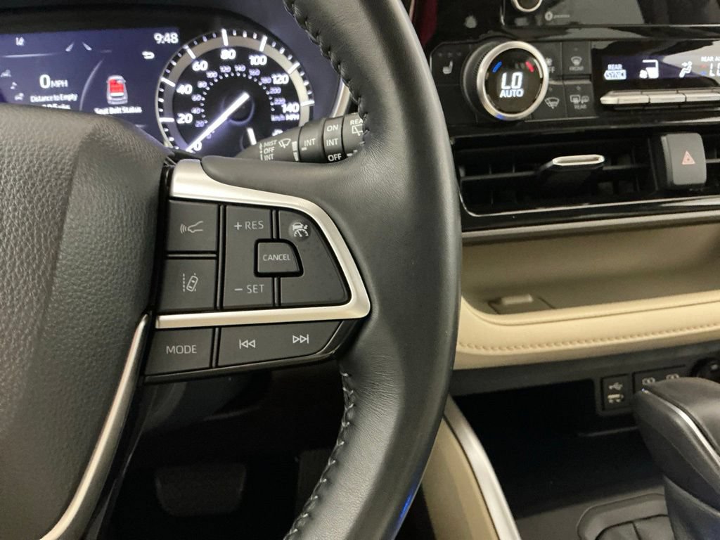 Used 2022 Toyota Highlander XLE FWD image 13
