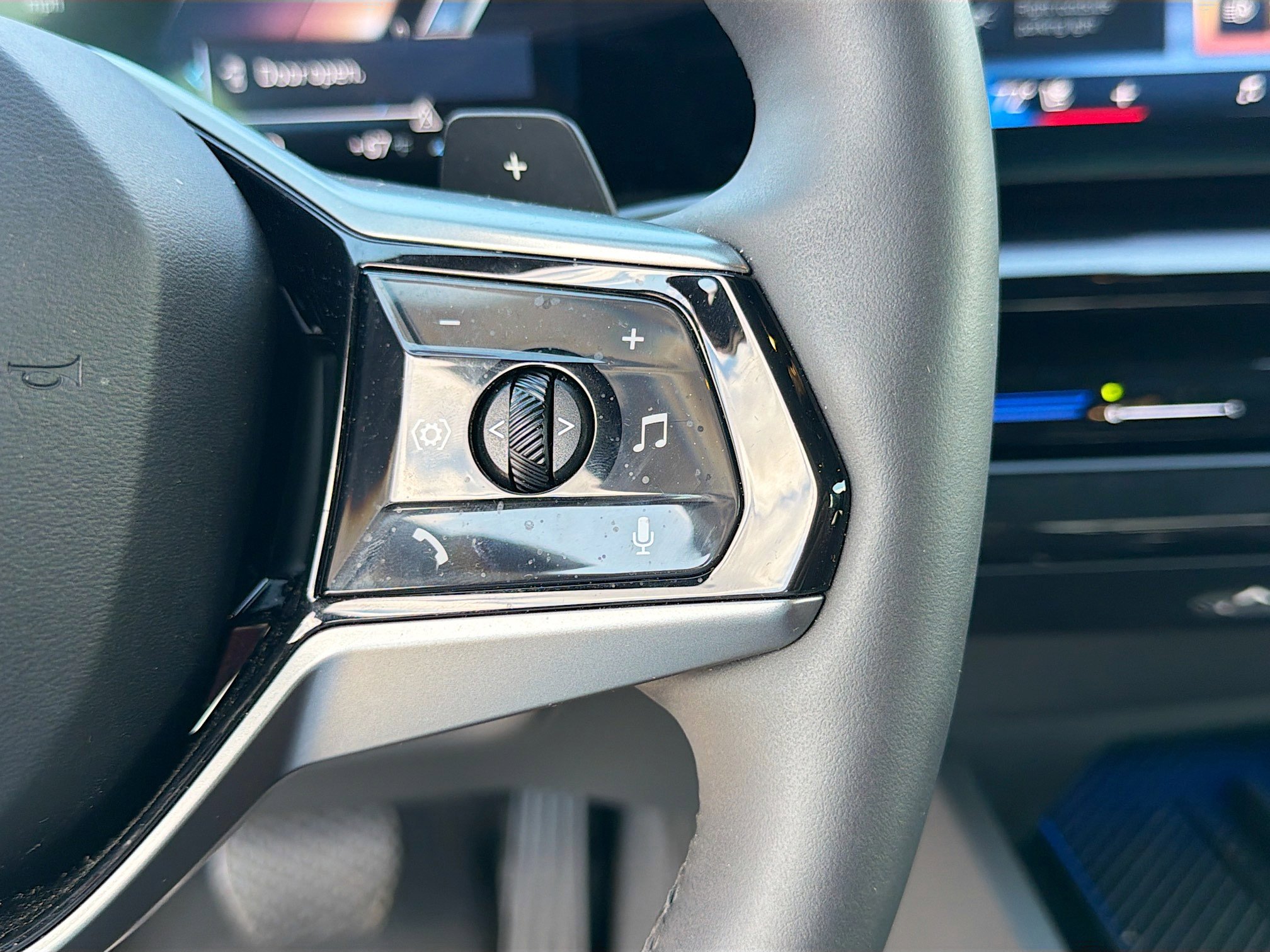 Used 2025 BMW 530i w/ Premium Package image 39