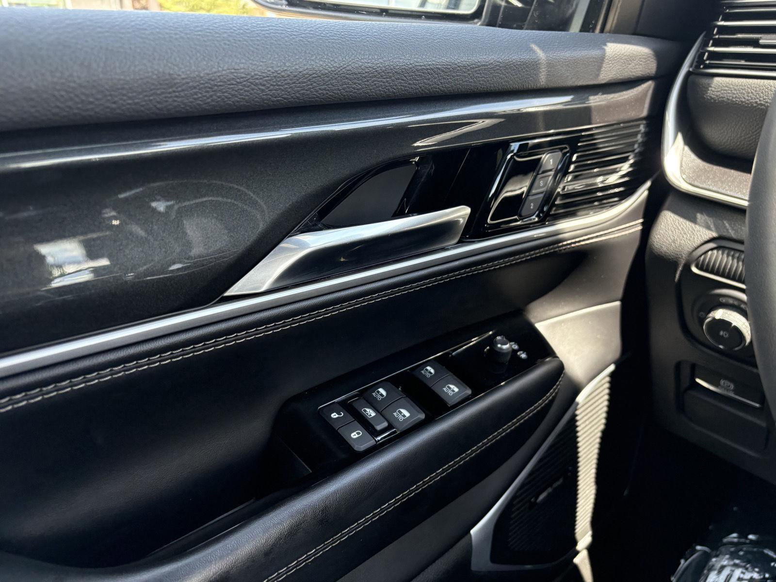 Used 2022 Jeep Wagoneer Series I w/ Convenience Group I AWD/4WD image 13