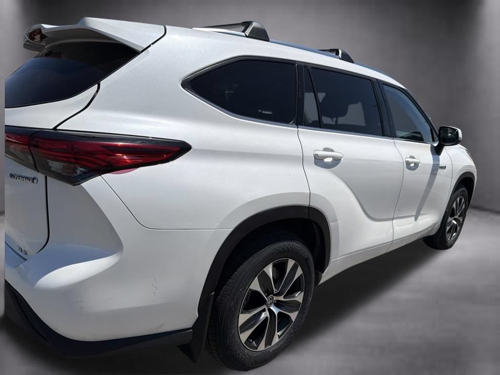 Used 2021 Toyota Highlander XLE AWD/4WD image 12