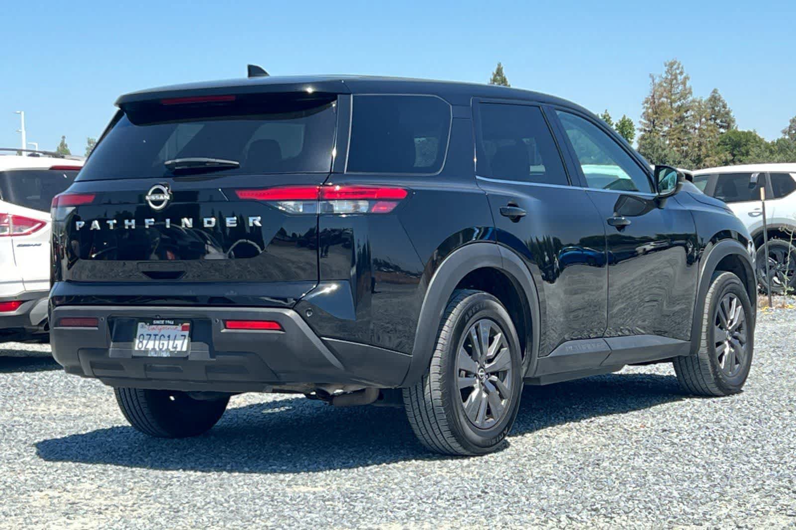 Used 2022 Nissan Pathfinder S FWD image 3