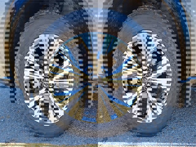 Used 2023 Nissan Rogue SV image 33