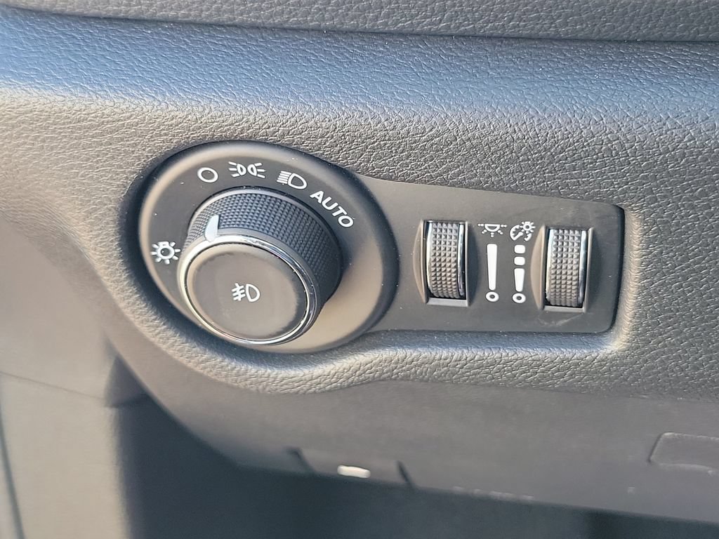 Used 2025 Chrysler Pacifica Limited FWD image 14