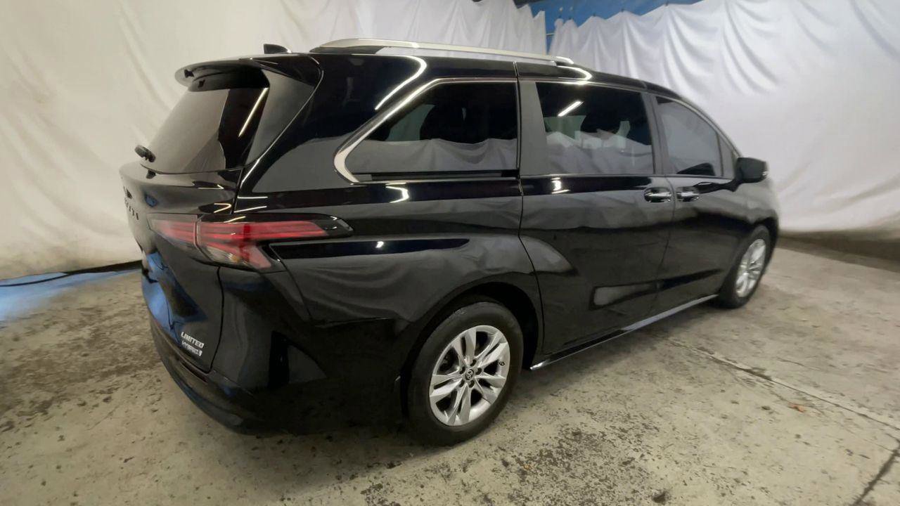 Used 2022 Toyota Sienna Limited image 8