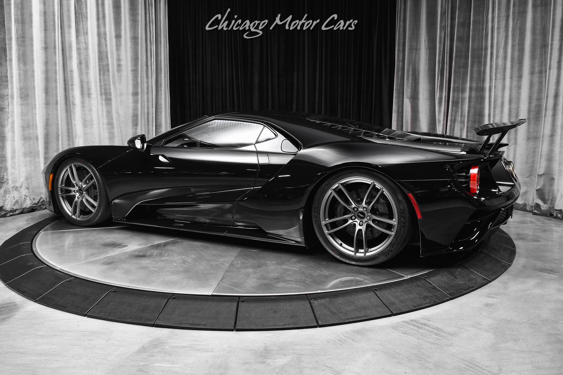 Used 2021 Ford GT RWD image 3
