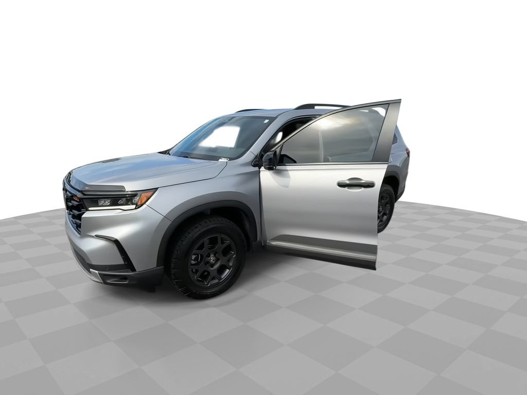 Used 2025 Honda Pilot TrailSport image 4