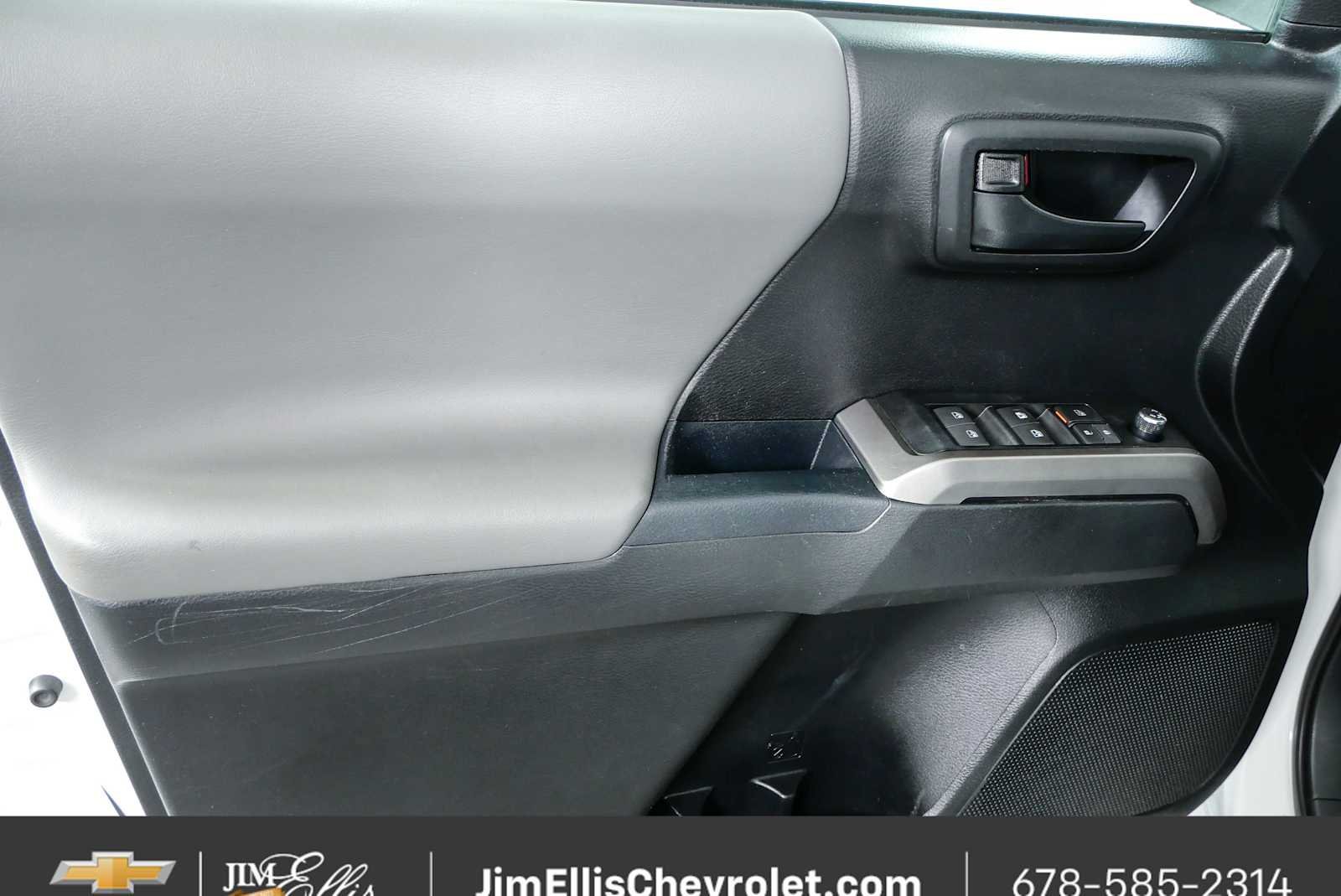 Used 2017 Toyota Tacoma SR5 w/ Tow Package AWD/4WD image 6