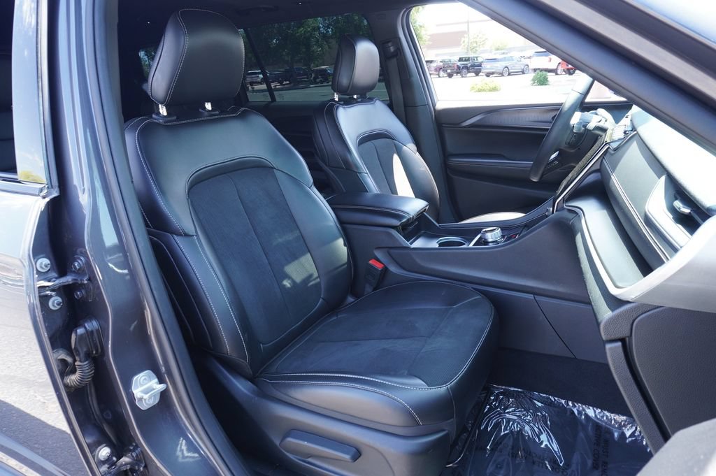 Used 2025 Jeep Grand Cherokee L Altitude RWD image 14