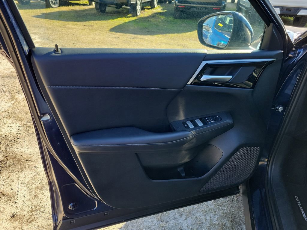 Used 2024 Mitsubishi Outlander SE image 12