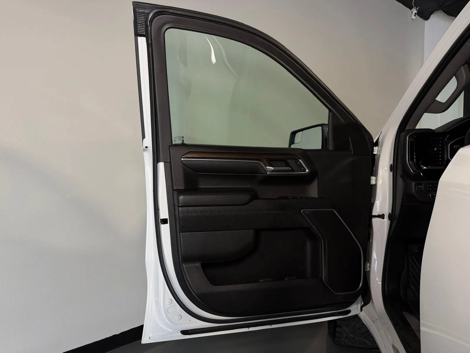 Used 2022 Chevrolet Silverado 1500 LT AWD/4WD image 22