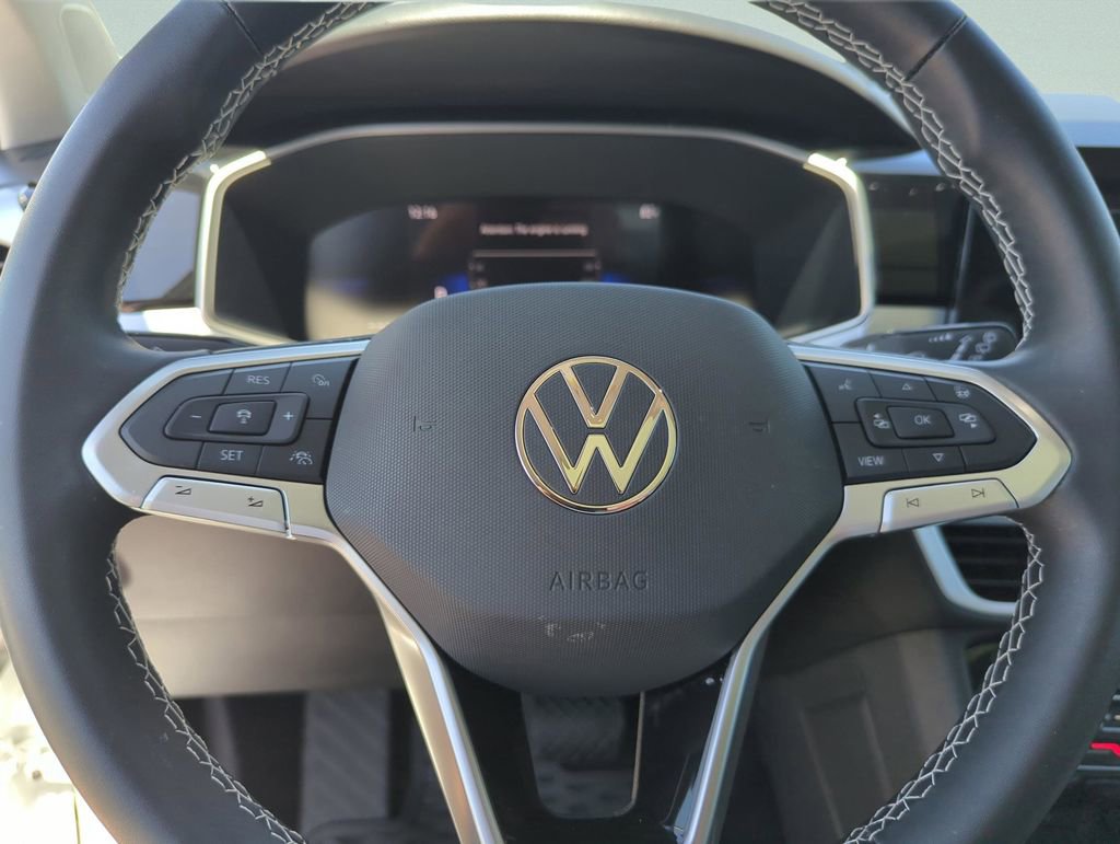 Used 2025 Volkswagen Taos SE w/ Panoramic Sunroof Package FWD image 39
