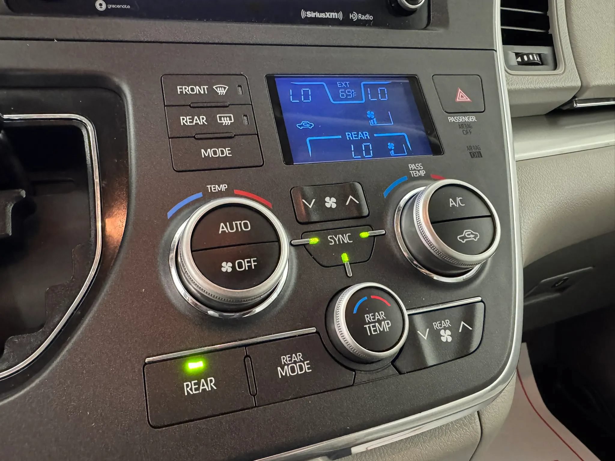 Used 2019 Toyota Sienna LE AWD/4WD image 19