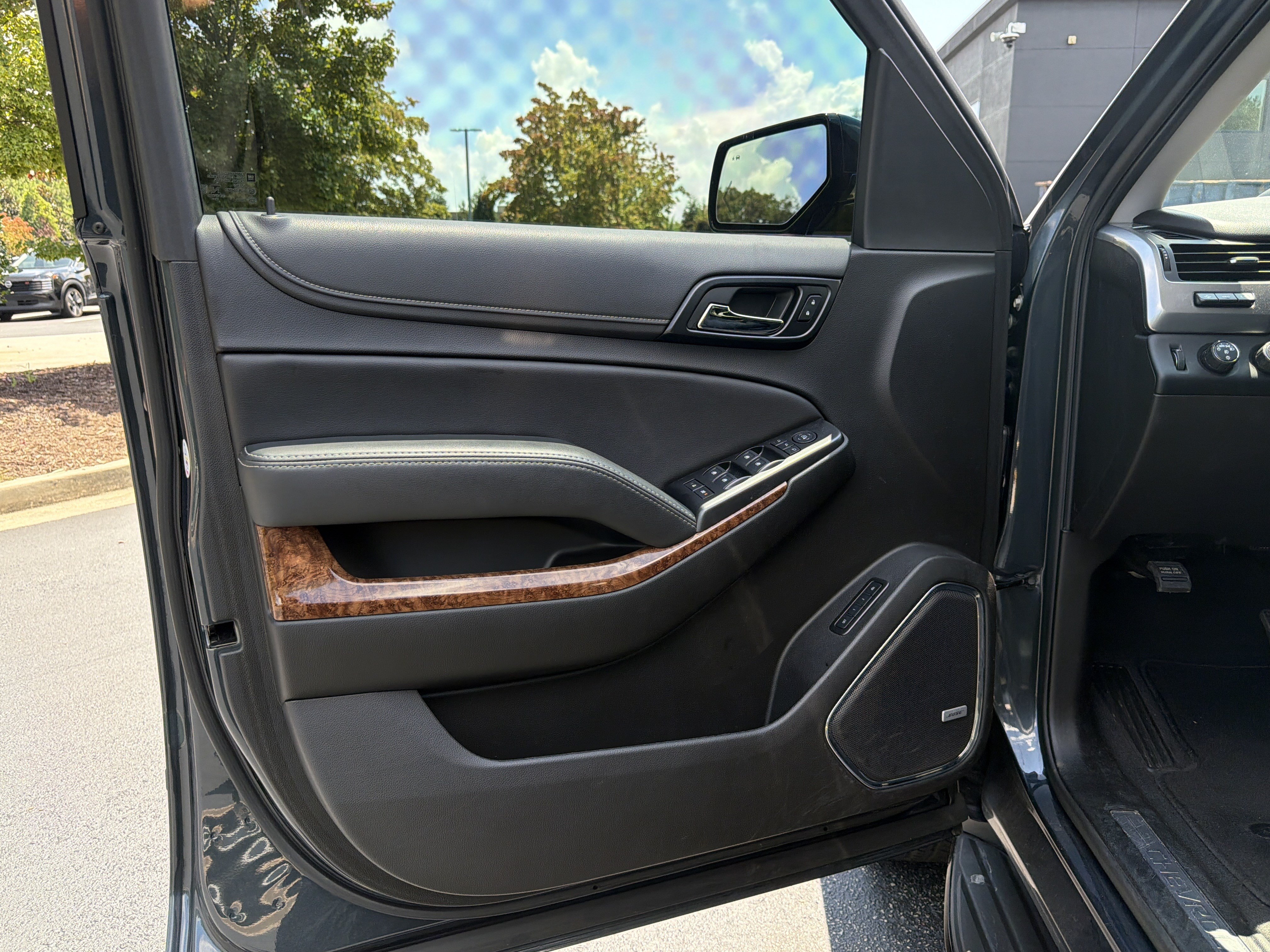 Used 2019 Chevrolet Suburban Premier AWD/4WD image 16