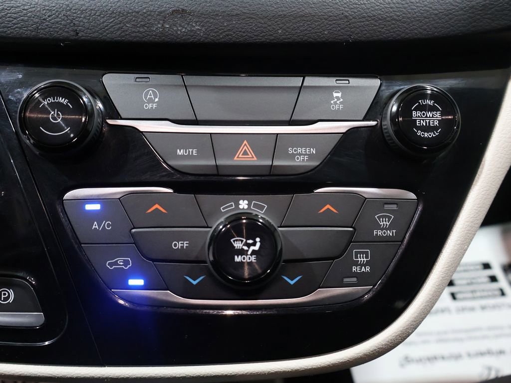 Used 2021 Chrysler Voyager LX image 30