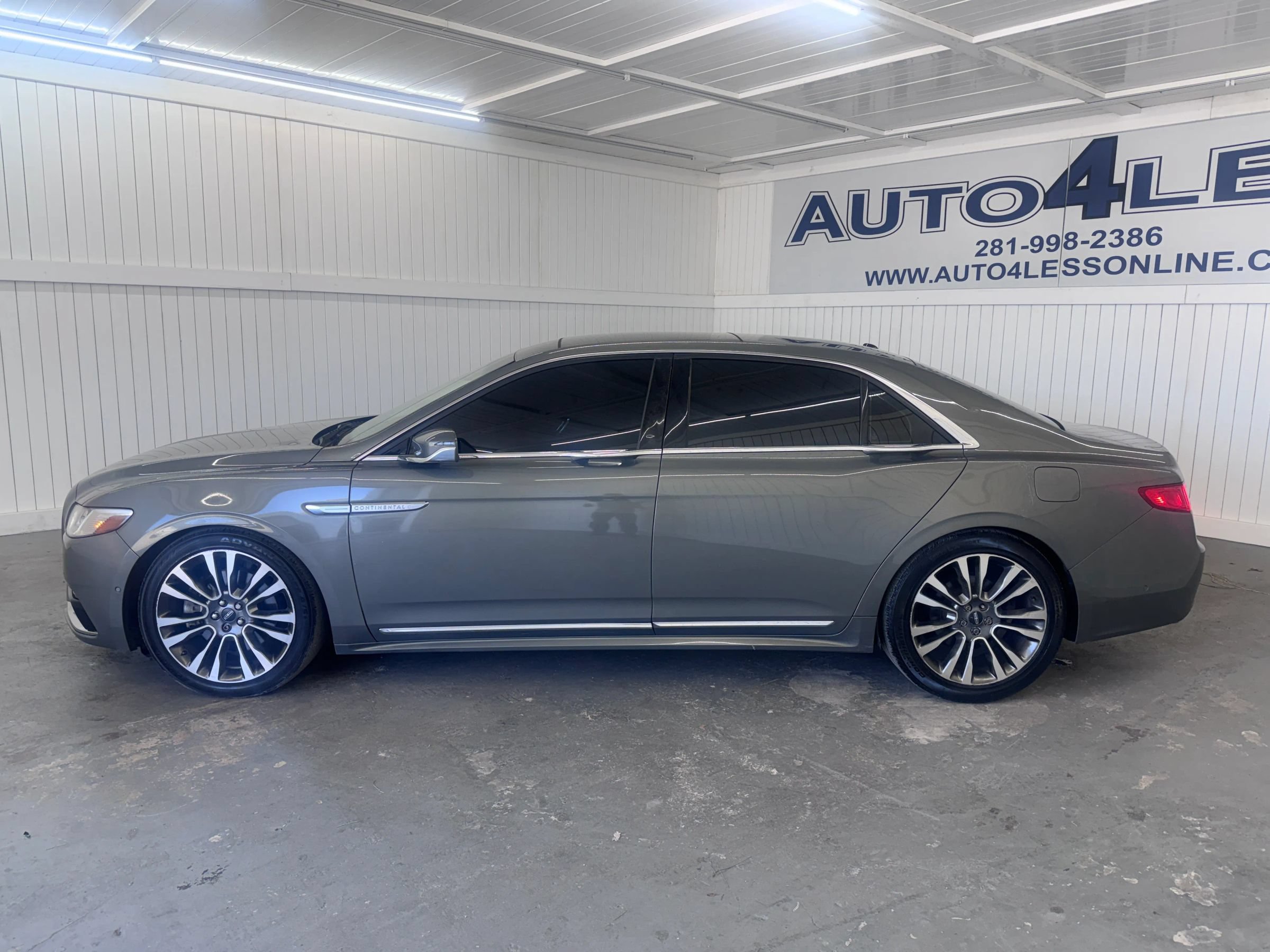 Used 2017 Lincoln Continental Select w/ Technology Package FWD image 8
