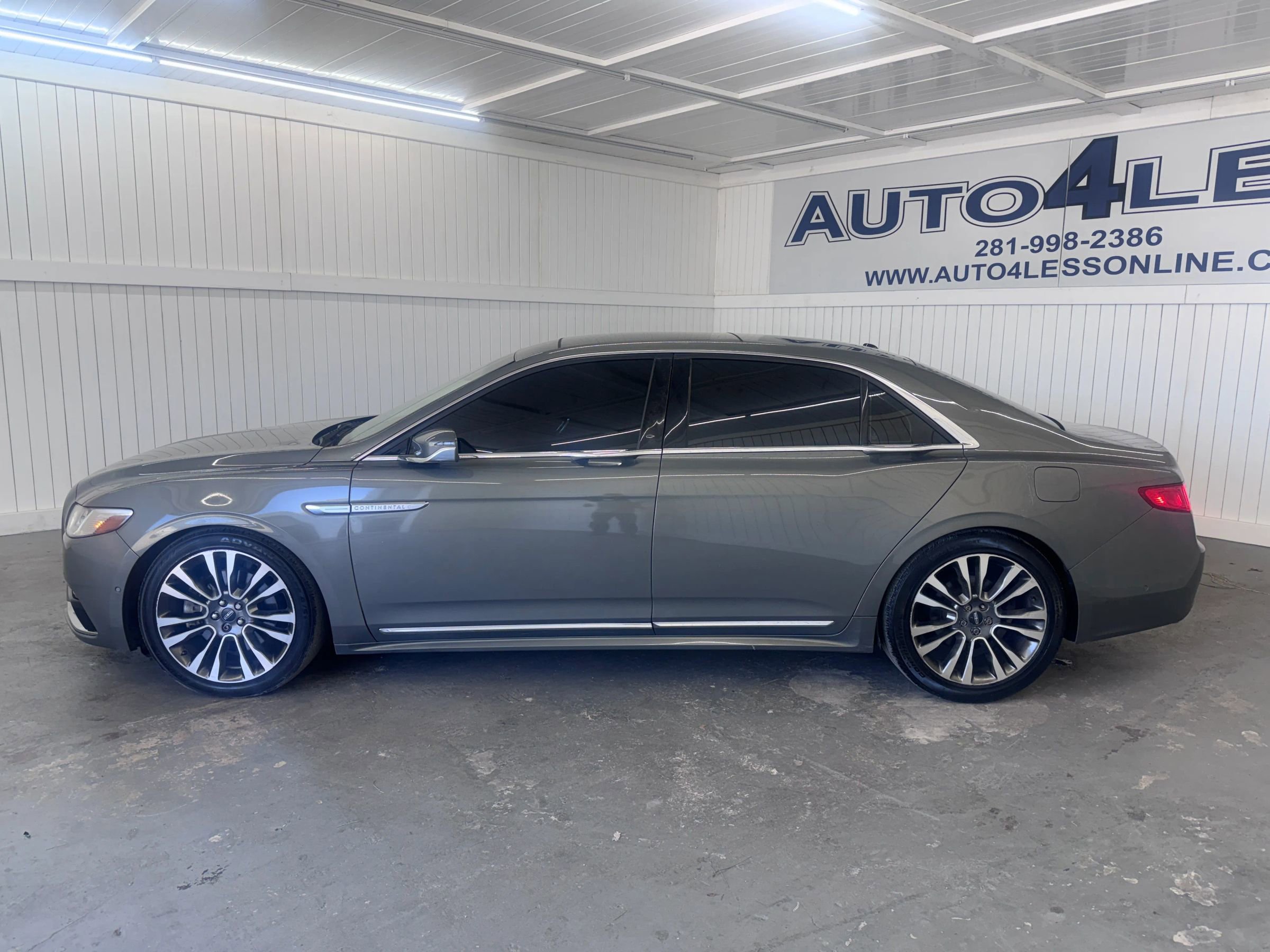 Used 2017 Lincoln Continental Select w/ Technology Package image 8