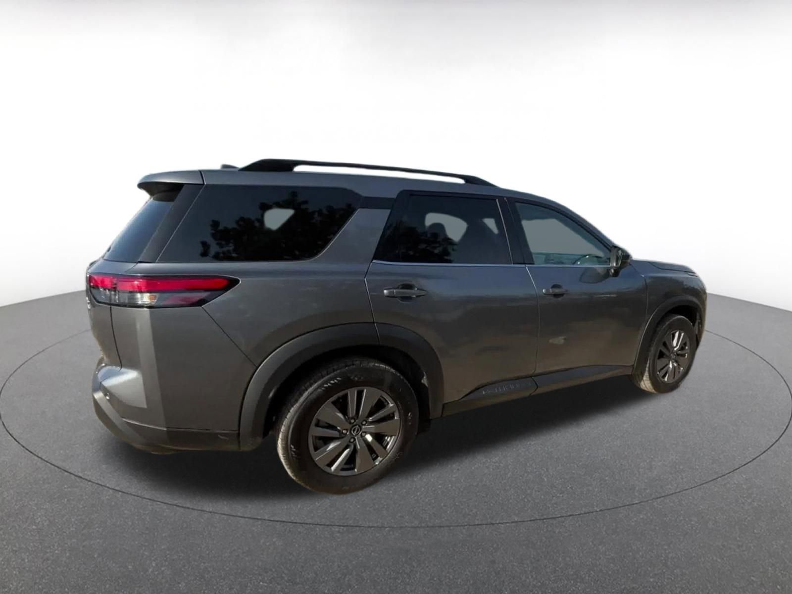 Used 2025 Nissan Pathfinder SV image 15