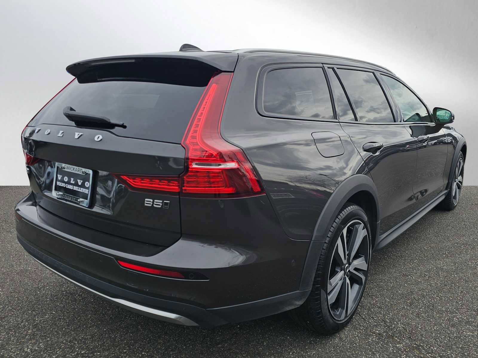 Certified 2025 Volvo V60 B5 Cross Country Plus AWD/4WD image 4