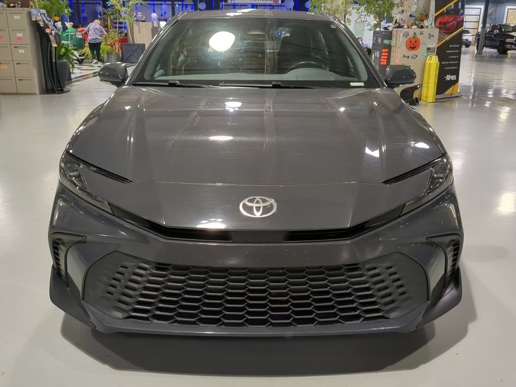 Used 2025 Toyota Camry SE FWD image 3