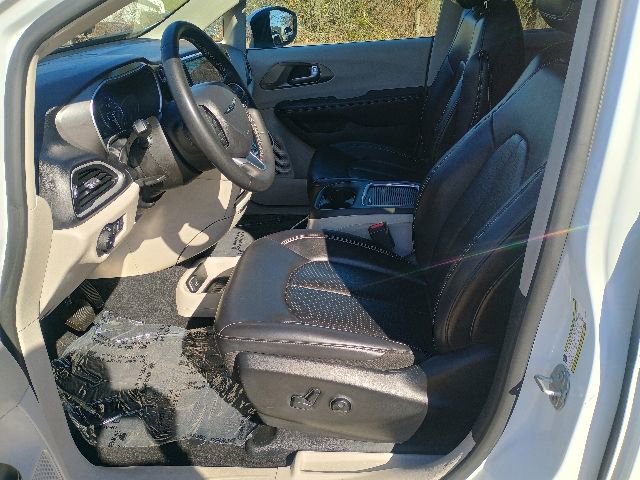 Used 2023 Chrysler Pacifica Touring-L FWD image 23