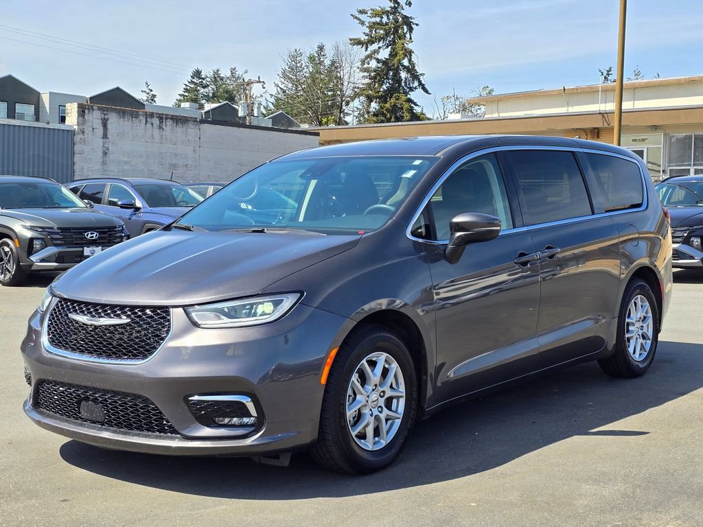 Used 2023 Chrysler Pacifica Touring-L FWD image 4