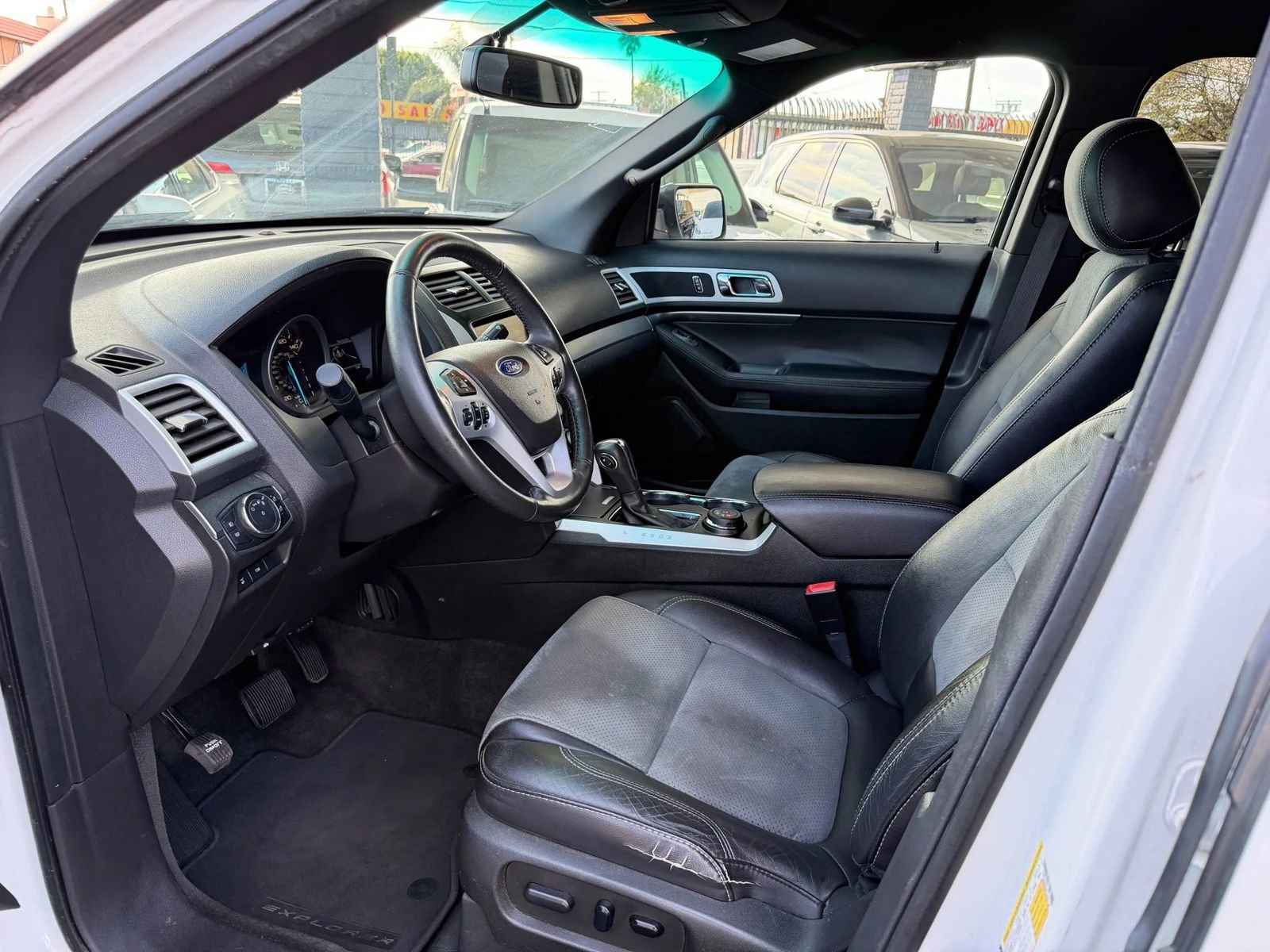 Used 2015 Ford Explorer XLT w/ Equipment Group 202A AWD/4WD image 32