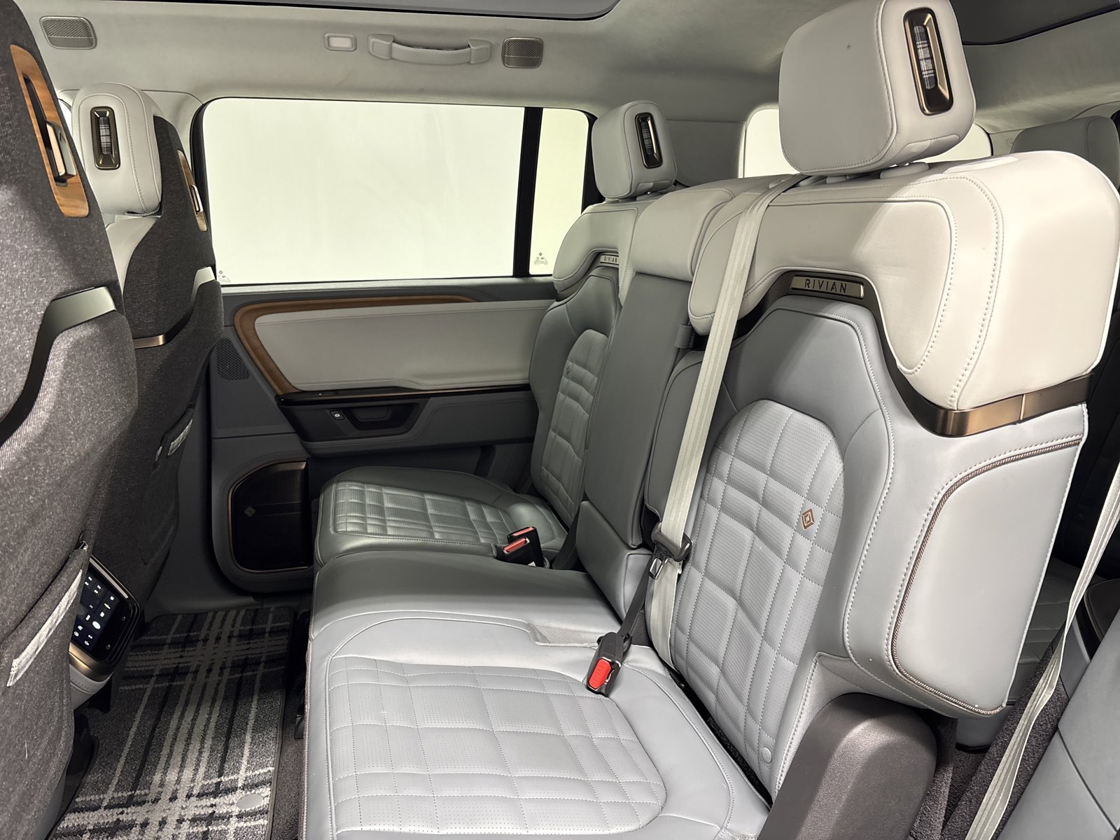 Used 2025 Rivian R1S Premium image 21