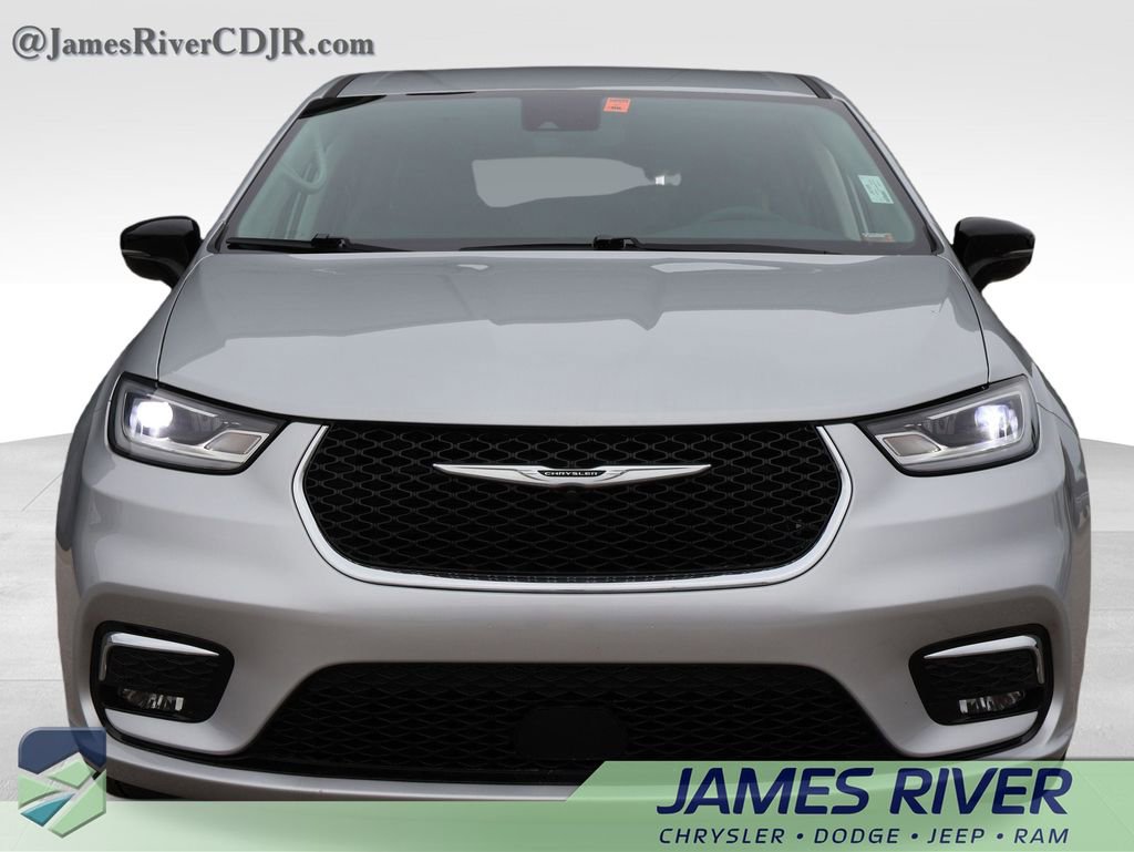 Used 2024 Chrysler Pacifica Touring-L image 7